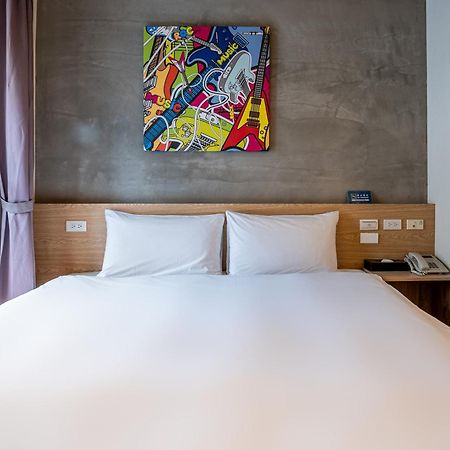 Check Inn Express Taichung Yizhong Exteriör bild